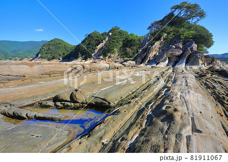 【高知県】快晴下の竜串海岸（足摺） 81911067