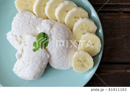 バナナを添えた手作りのヨーグルトのスコップゼリー 81911163