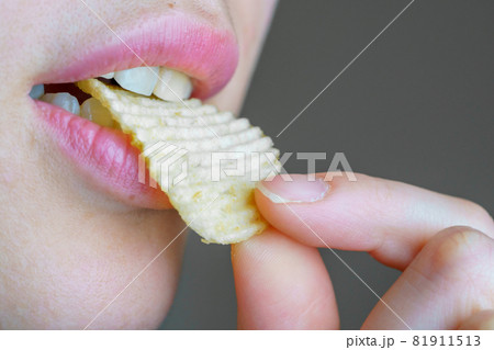 ポテトチップスを食べる女性の口元 ポテトチップスを食べる女性の口元 81911513