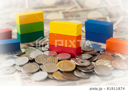 硬貨と一万円札とブロック　売上　税金　積立　家計　ローン　資産運用　紙幣　現金　借金　支援金　協力金 81911874