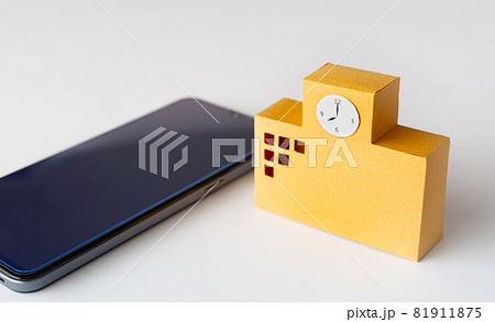 スマホと学校　スマートフォンと校舎 81911875