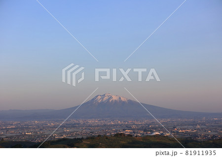 早朝の春の岩木山 早朝の春の岩木山 81911935