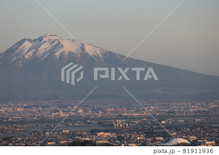 早朝の春の岩木山 早朝の春の岩木山 81911936