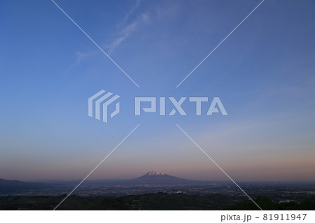 日の出前の岩木山 81911947