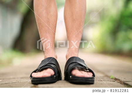 すね毛　足元　男性　屋外 81912281