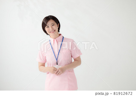 若い女性 介護士 笑顔 ポートレート 若い女性 介護士 笑顔 ポートレート 81912672