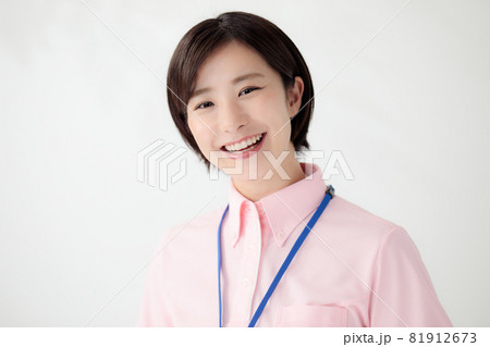 若い女性　介護士　笑顔　ポートレート 81912673