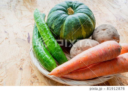 ざるの上に盛り付けられた野菜 ざるの上に盛り付けられた野菜 81912876