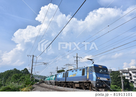 北杜市長坂町、夏雲の下、中央本線を行くEH200型貨物列車 北杜市長坂町、夏雲の下、中央本線を行くEH200型貨物列車 81913101