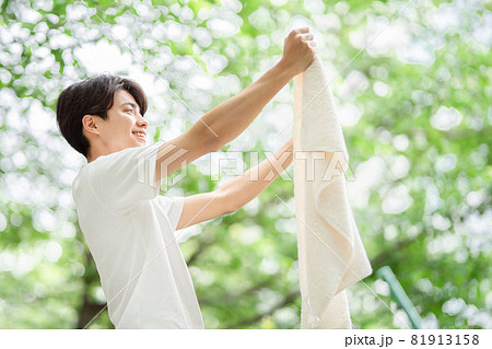 洗濯男子 屋外 洗濯男子 屋外 81913158