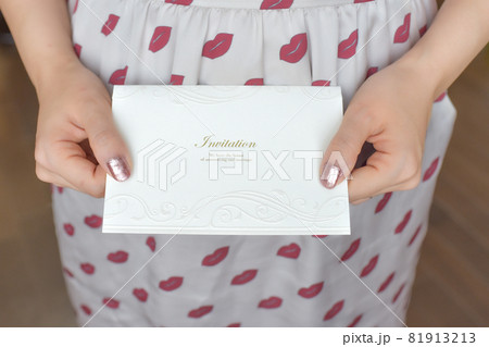 招待状を手渡す女性 81913213