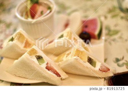 朝食にフルーツサンド 81913725