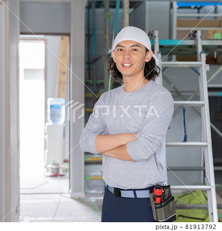 建築現場に立つ若い大工さんのポートレート　正方形 81913792