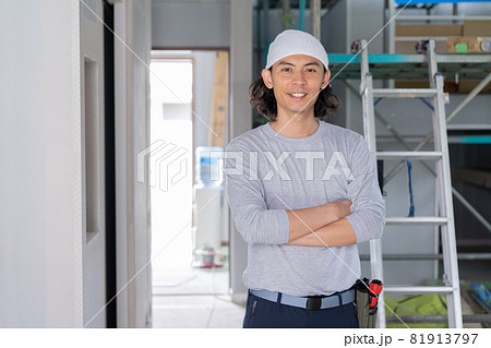 建築現場に立つ若い大工さんのポートレート 建築現場に立つ若い大工さんのポートレート 81913797