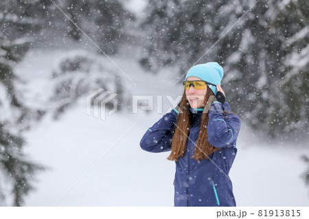 Young woman resting after jogging in winter Young woman resting after jogging in winter 81913815