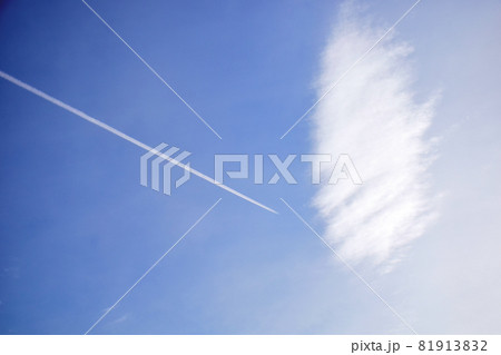 涌き雲に向かうヒコーキ雲　　青空に一直線のヒコーキ雲 81913832