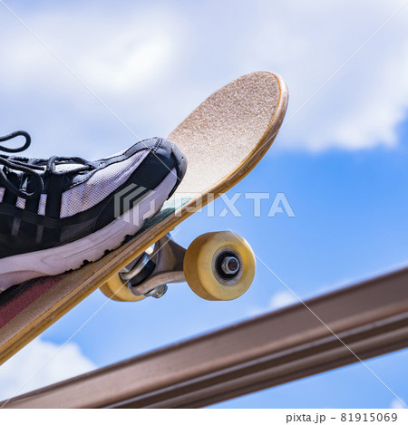 スケボー　スケートボード　【 スポーツ の 秋 の イメージ 】 81915069