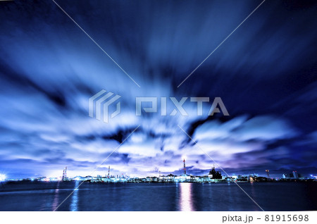 工場地帯の夜景と雲 工場地帯の夜景と雲 81915698