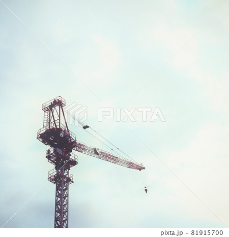 空とクレーンの真四角写真 空とクレーンの真四角写真 81915700