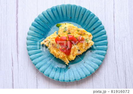 カラフル な 具沢山 オムレツ で モーニング 真上から カラフル な 具沢山 オムレツ で モーニング 真上から 81916072