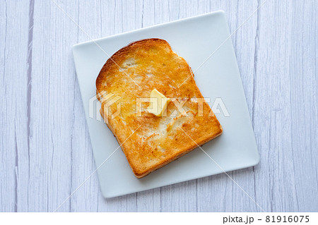 朝食 に バター たっぷり の 山高パン を トースト コーヒー とともに 真上から 朝食 に バター たっぷり の 山高パン を トースト コーヒー とともに 真上から 81916075