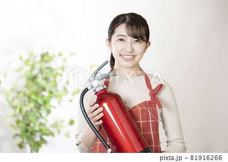 消火器を持って微笑む女性 消火器を持って微笑む女性 81916266
