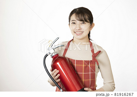消火器を持って微笑む女性 消火器を持って微笑む女性 81916267
