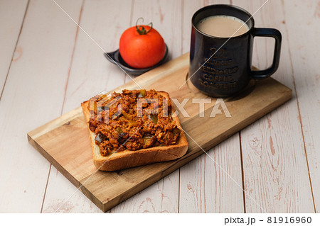 キーマカレー の オープンサンド で モーニング カフェオレ とともに 81916960