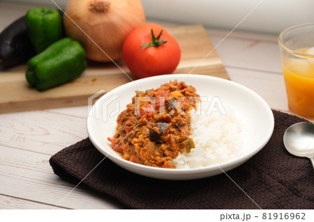 みんな大好き 定番 の カレーライス 野菜たっぷり キーマカレー　オレンジジュースと 81916962