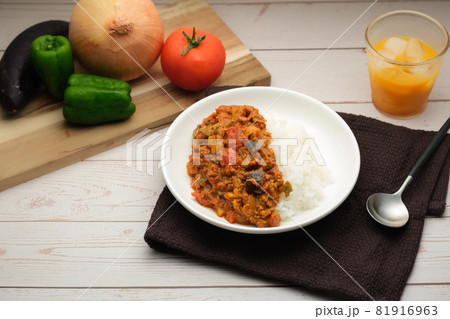 みんな大好き 定番 の カレーライス 野菜たっぷり キーマカレー　オレンジジュースと 81916963