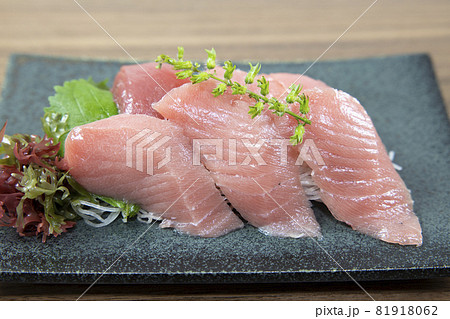 美味しい国産本鮪の刺身 81918062