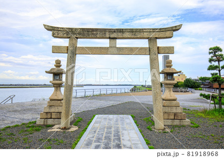 桑名市　揖斐川・長良川堤防の住吉神社 81918968