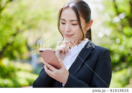 スマホを見るリクルートスーツ若い女性 スマホを見るリクルートスーツ若い女性 81919626