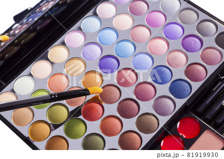 Open colourful eye shadow compact 81919930