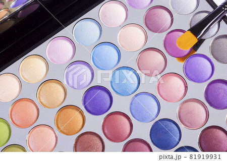 Open compact of colourful eye shadow 81919931