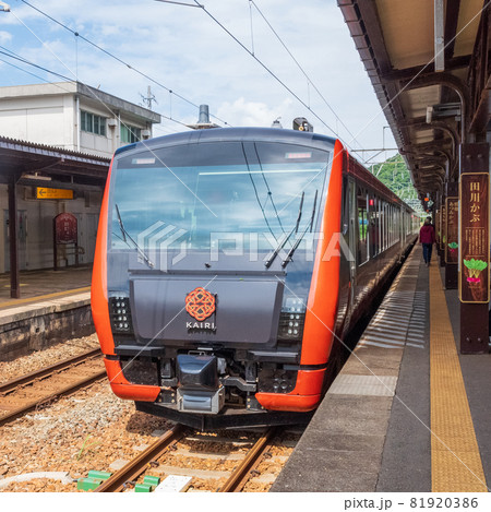 あつみ温泉駅に停車する臨時快速列車・海里 81920386