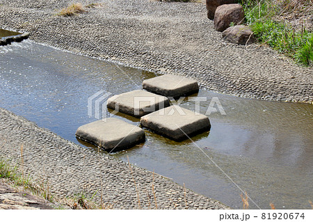 三田市けやき台 平谷大橋を背にウッディタウン方向の平谷川沿い散策路の渡石 引き気味に 三田市けやき台 平谷大橋を背にウッディタウン方向の平谷川沿い散策路の渡石 引き気味に 81920674