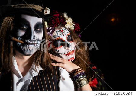 Woman in santa muerte costume and man in skeleton bodypainting for halloween. 81920934