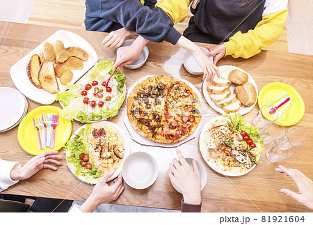 ホームパーティー　カジュアルパーティー　食卓を囲むグループ　イメージ素材 81921604