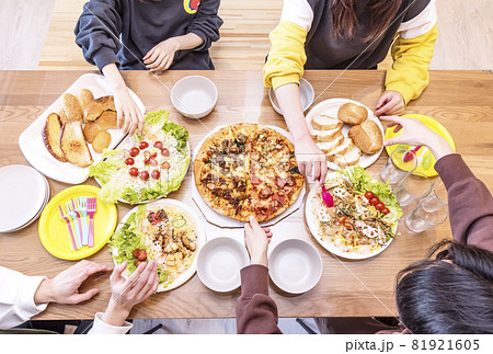 ホームパーティー カジュアルパーティー 食卓を囲むグループ イメージ素材 ホームパーティー カジュアルパーティー 食卓を囲むグループ イメージ素材 81921605
