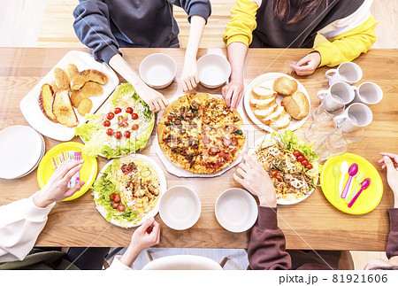 ホームパーティー カジュアルパーティー 食卓を囲むグループ イメージ素材の写真素材