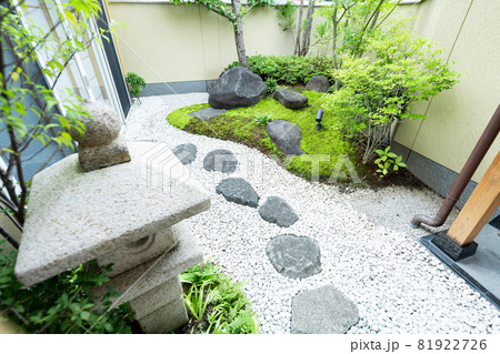 苔と自然石がある和風の庭 81922726