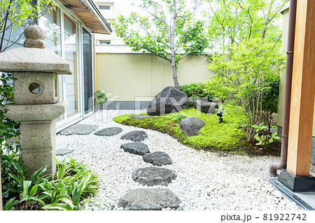 苔と自然石がある和風の庭 苔と自然石がある和風の庭 81922742