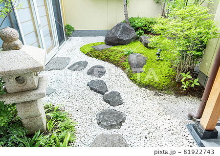 苔と自然石がある和風の庭 81922743