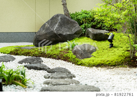 苔と自然石がある和風の庭の写真素材