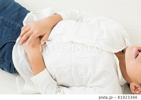 お腹を押さえるこども 81923366