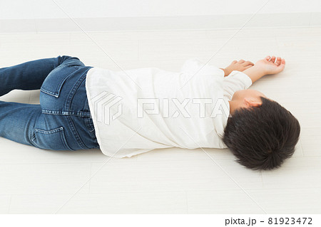 ぐったりする子供 81923472