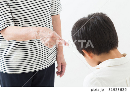 子供を怒る祖母 子供を怒る祖母 81923626