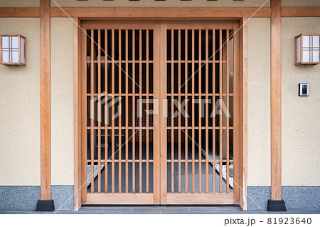 日本家屋の格子戸 81923640