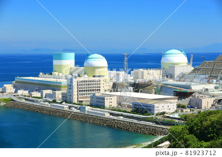 【愛媛県】快晴下の伊方原子力発電所 81923712